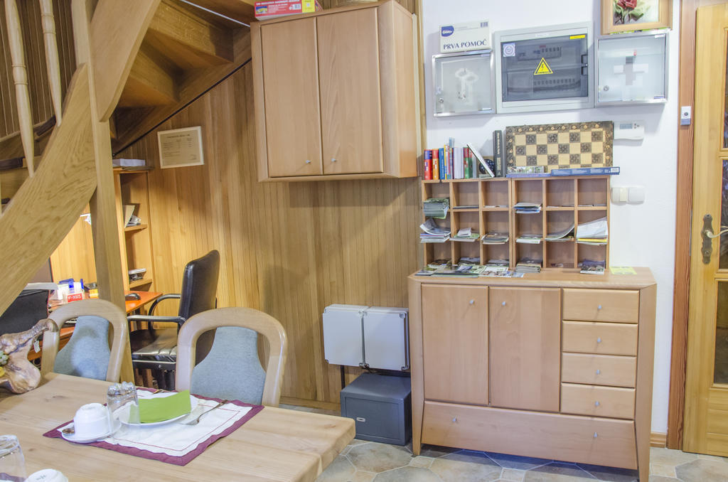 Miskar Rooms Cerknica Eksteriør bilde